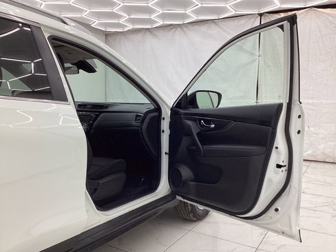 Used 2019 Nissan Rogue SV image 17