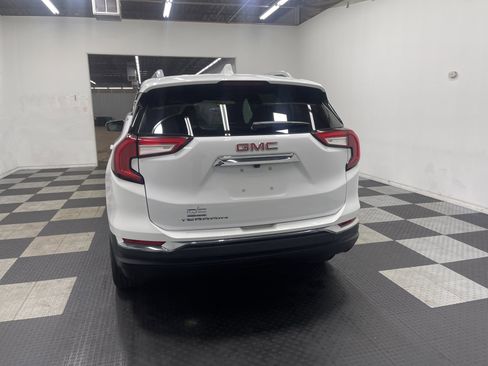 Used 2024 GMC Terrain SLT image 3