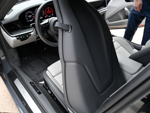 Used 2025 Porsche 911 Carrera image 24