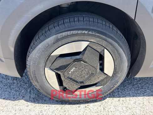 Used 2024 Kia EV9 Light Long Range RWD image 14