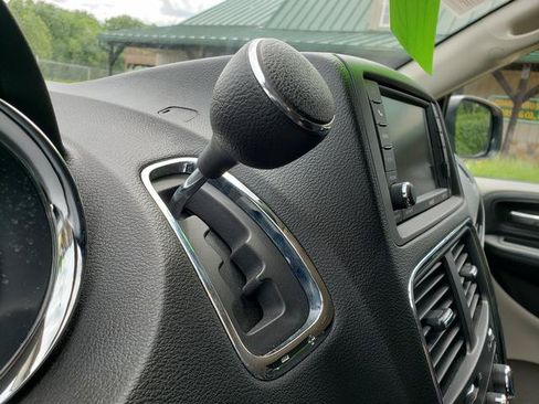 Used 2018 Dodge Grand Caravan SE w/ UConnect Hands-Free Group FWD image 20