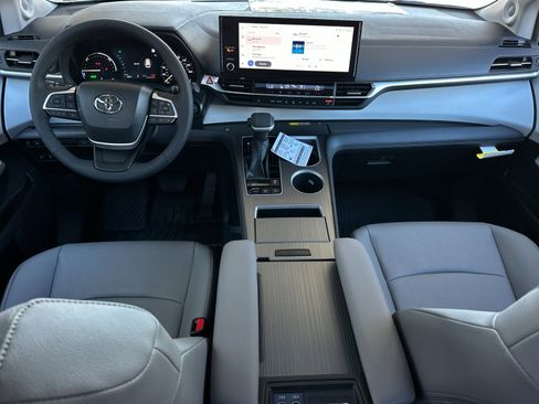New 2026 Toyota Sienna XLE image 12