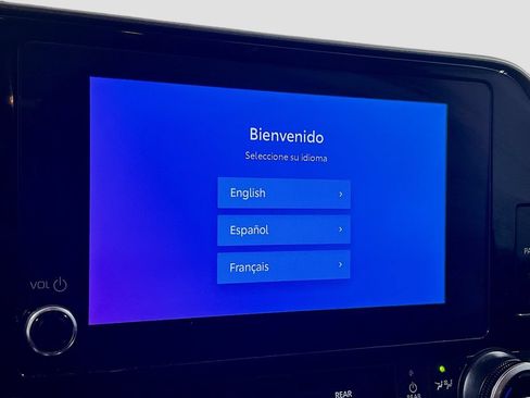 Used 2025 Toyota Highlander XLE FWD image 12