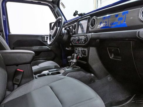 Used 2018 Jeep Wrangler Unlimited Sahara AWD/4WD image 12