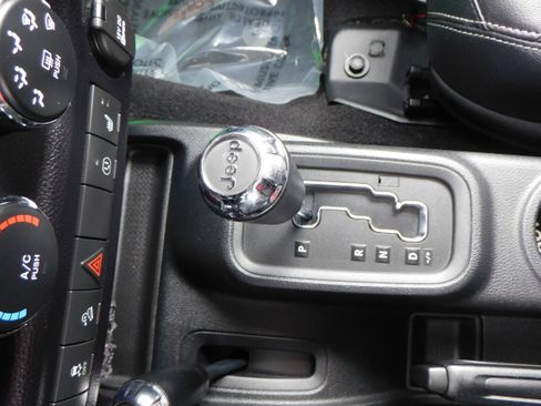 Used 2016 Jeep Wrangler Unlimited Rubicon image 28