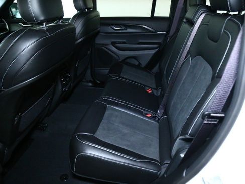 Used 2025 Jeep Grand Cherokee Altitude image 14