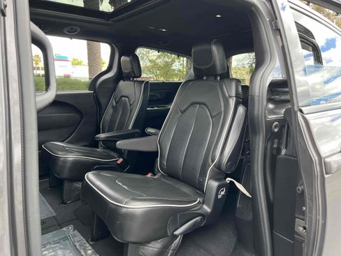 Used 2019 Chrysler Pacifica Limited w/ Advanced Safetytec Group FWD image 5