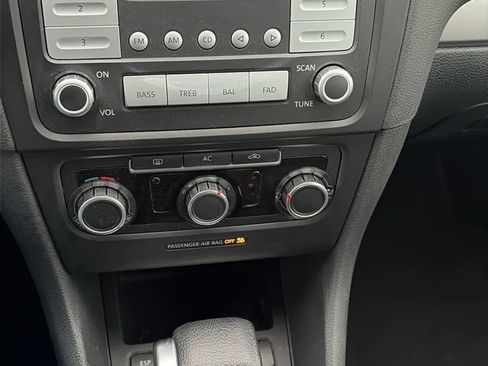 Used 2010 Volkswagen Golf 4-Door image 41