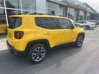 Used 2017 Jeep Renegade Latitude w/ Cold Weather Group FWD video 3