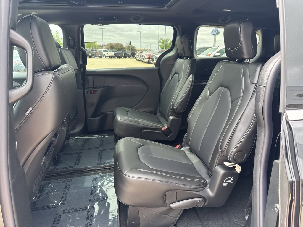 New 2027 Chrysler Pacifica Select w/ Family Tech Group AWD/4WD image 26