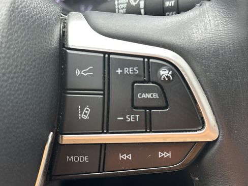 Used 2022 Toyota Highlander XLE FWD image 29