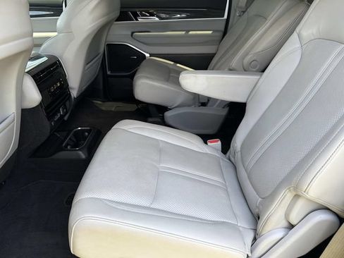 Used 2022 Jeep Wagoneer Series III w/ Flexible Seating Group RWD image 21