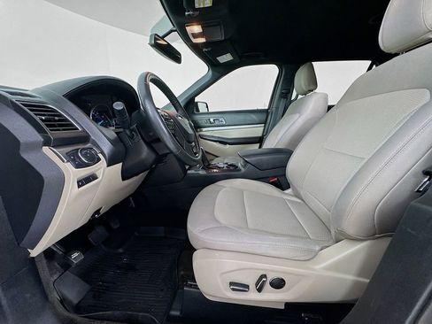 Used 2018 Ford Explorer XLT w/ Equipment Group 201A FWD image 24