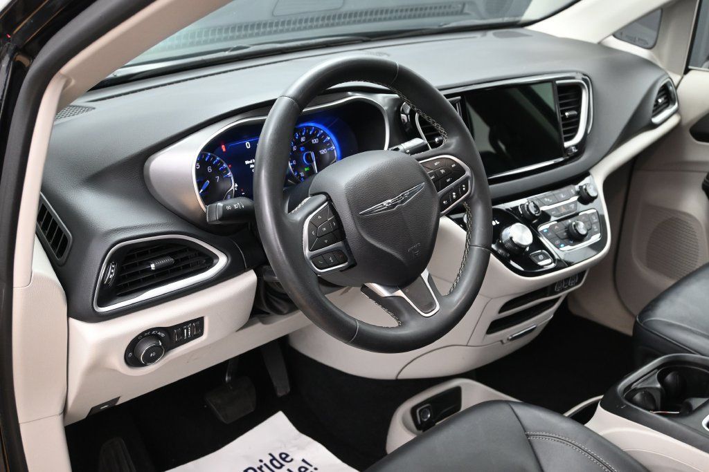 Used 2024 Chrysler Pacifica Touring-L FWD image 9