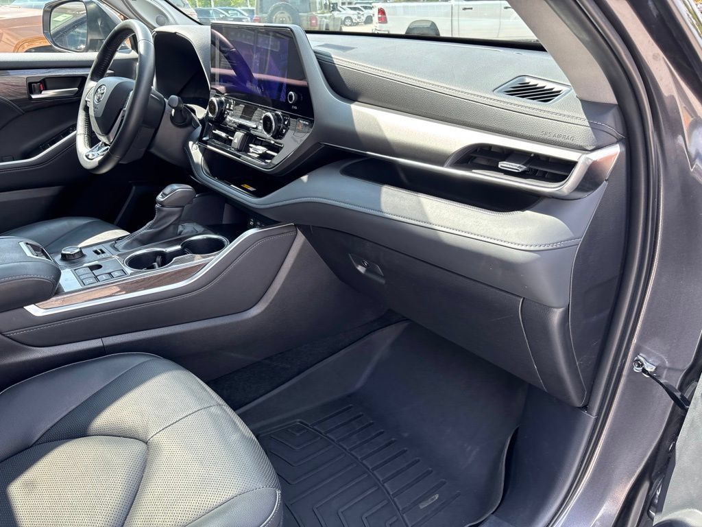 Used 2024 Toyota Highlander Limited AWD/4WD image 28