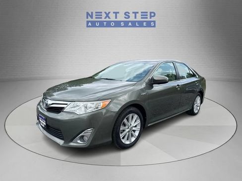 Used 2014 Toyota Camry XLE w/ Moonroof Package FWD image 3