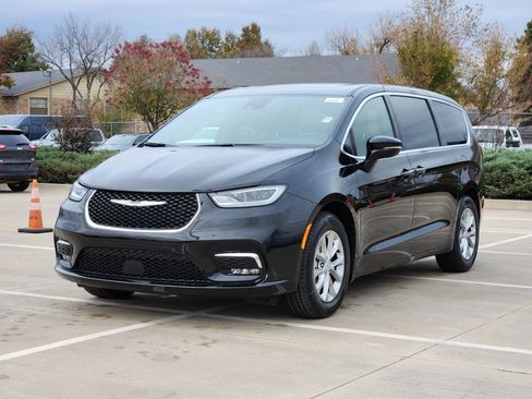 New 2026 Chrysler Pacifica Limited image 2