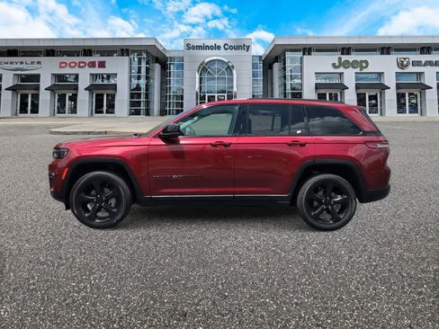 Certified 2023 Jeep Grand Cherokee Limited w/ Luxury Tech Group II AWD/4WD image 5