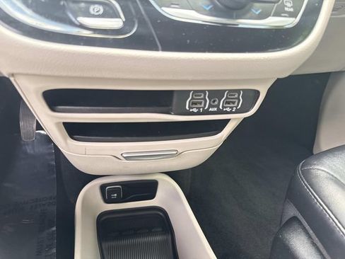 Used 2024 Chrysler Pacifica Touring-L FWD image 28