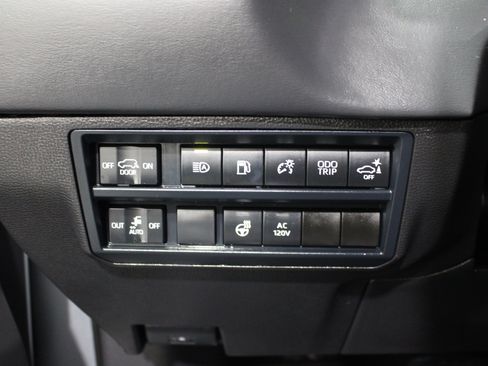 Used 2025 Toyota Sequoia Platinum AWD/4WD image 9