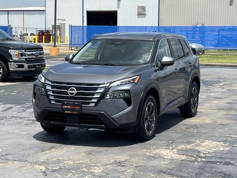 Used 2024 Nissan Rogue SV AWD/4WD image 3