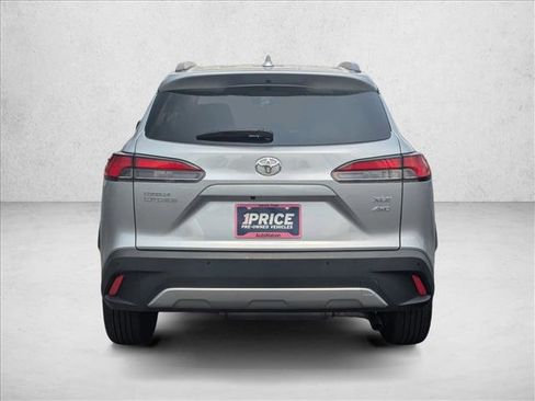 Used 2022 Toyota Corolla Cross XLE image 7