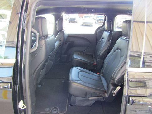 Used 2025 Chrysler Pacifica Select FWD image 33