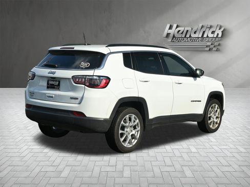 Used 2024 Jeep Compass Latitude w/ Sun and Sound Group AWD/4WD image 9