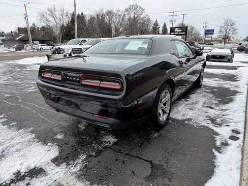 Used 2016 Dodge Challenger SXT image 4