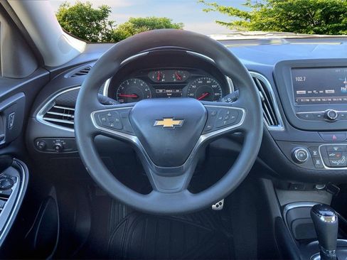 Used 2017 Chevrolet Malibu LT image 8