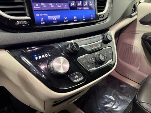 Used 2022 Chrysler Pacifica Touring-L FWD image 21