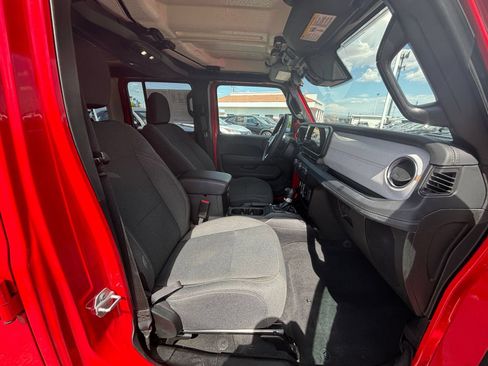 Used 2025 Jeep Wrangler Unlimited Sahara AWD/4WD image 27