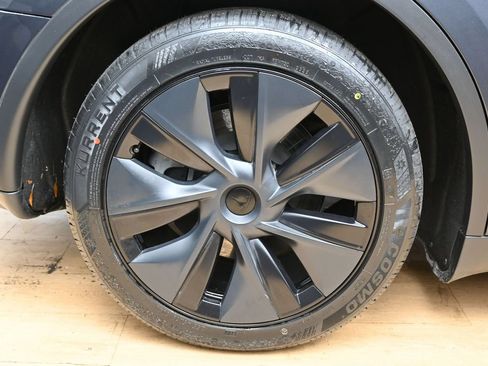 Used 2024 Tesla Model Y Long Range RWD image 12