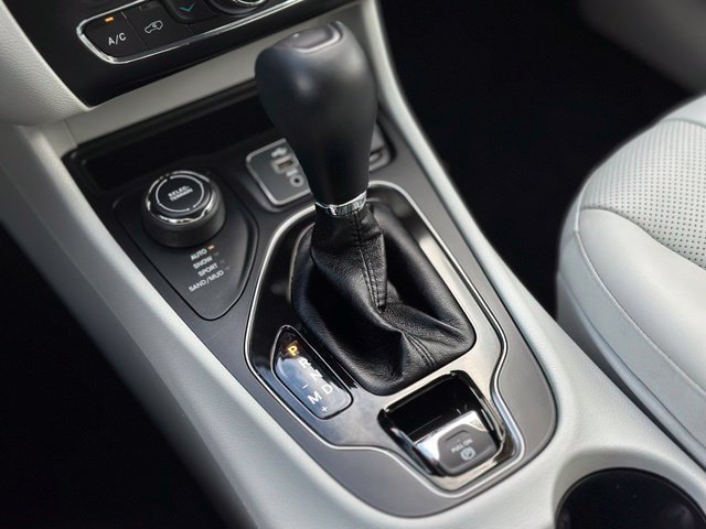 Used 2019 Jeep Cherokee Limited AWD/4WD image 12