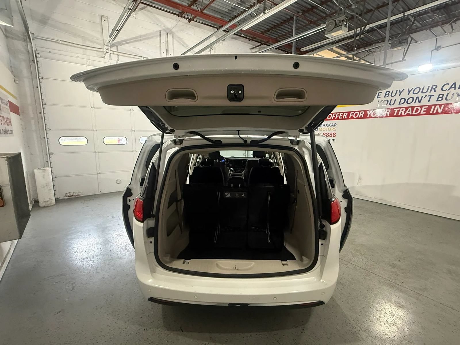 Used 2018 Chrysler Pacifica Touring-L FWD image 15