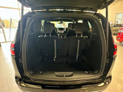 New 2027 Chrysler Pacifica Select AWD/4WD image 10