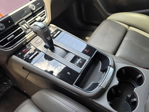 Certified 2023 Porsche Macan AWD/4WD image 23