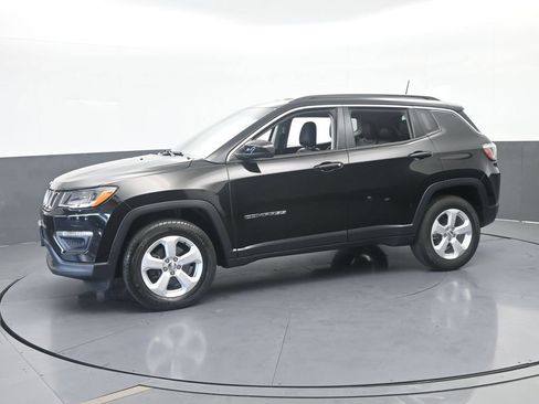 Used 2018 Jeep Compass Latitude w/ Popular Equipment Group AWD/4WD image 2