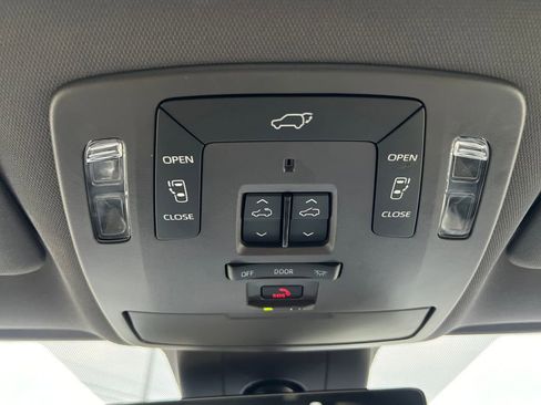 Used 2021 Toyota Sienna Limited image 31