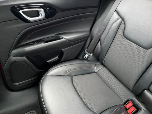 Used 2025 Jeep Compass Trailhawk image 39