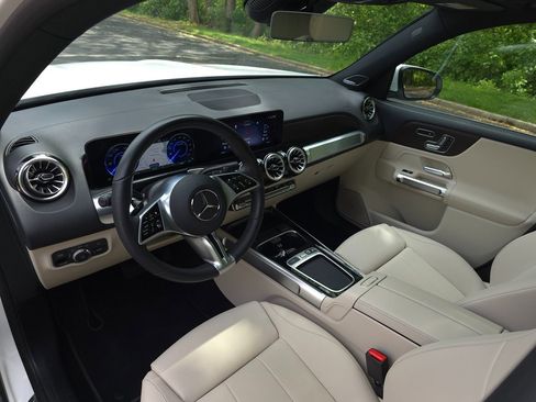 Used 2025 Mercedes-Benz EQB 300 4MATIC image 2