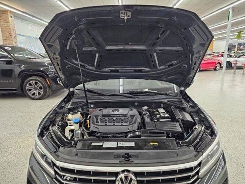 Used 2018 Volkswagen Passat 2.0T R-Line w/ R-Line Lighting Package FWD image 40