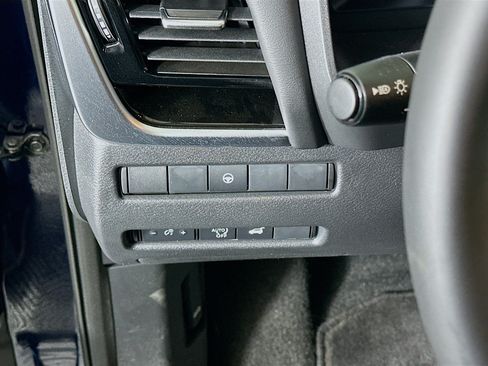 Used 2025 Nissan Rogue SL FWD image 17