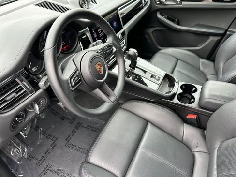 Certified 2025 Porsche Macan image 4