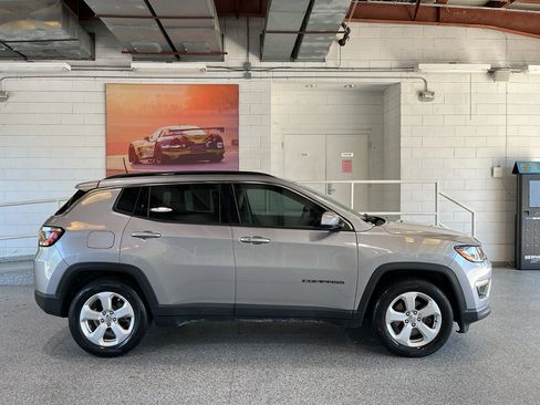 Used 2019 Jeep Compass Latitude FWD image 11