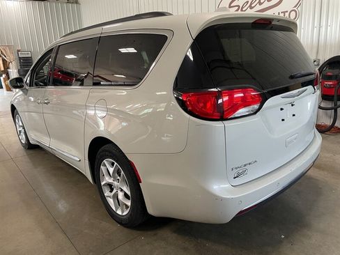 Used 2017 Chrysler Pacifica Touring-L w/ Tire & Wheel Group FWD image 3