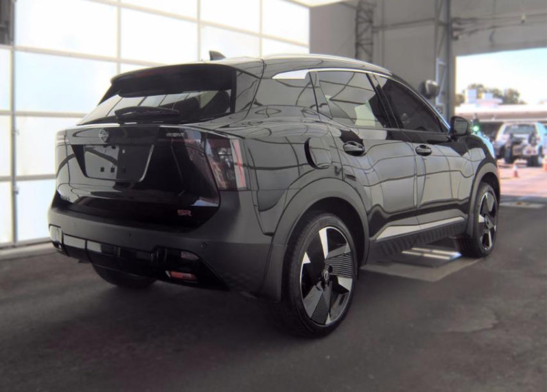Used 2025 Nissan Kicks SR w/ SR Premium Package FWD image 4