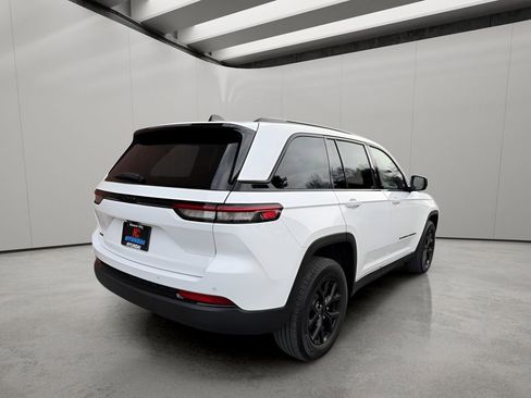 Used 2024 Jeep Grand Cherokee Altitude image 5