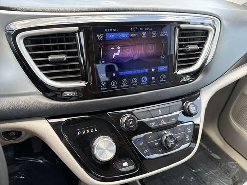 Used 2017 Chrysler Pacifica Touring Plus FWD image 21