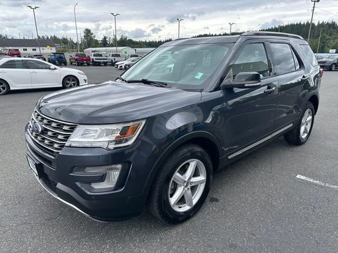 Used 2017 Ford Explorer XLT w/ Equipment Group 202A AWD/4WD image 6